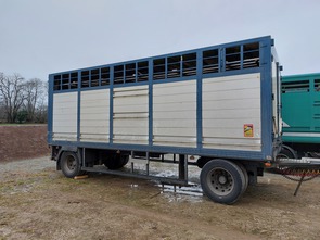 V1BR06 -  REMORQUE 1 NX BOVINS SUR CHASSIS TRAILER /  DE ROUCY